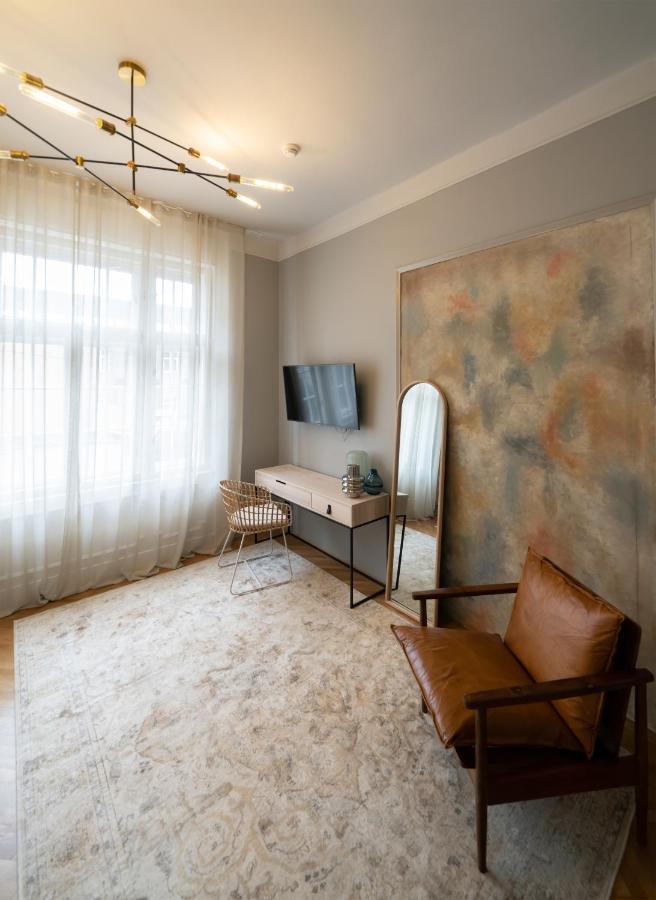 Nest Hotel Gyor Bagian luar foto