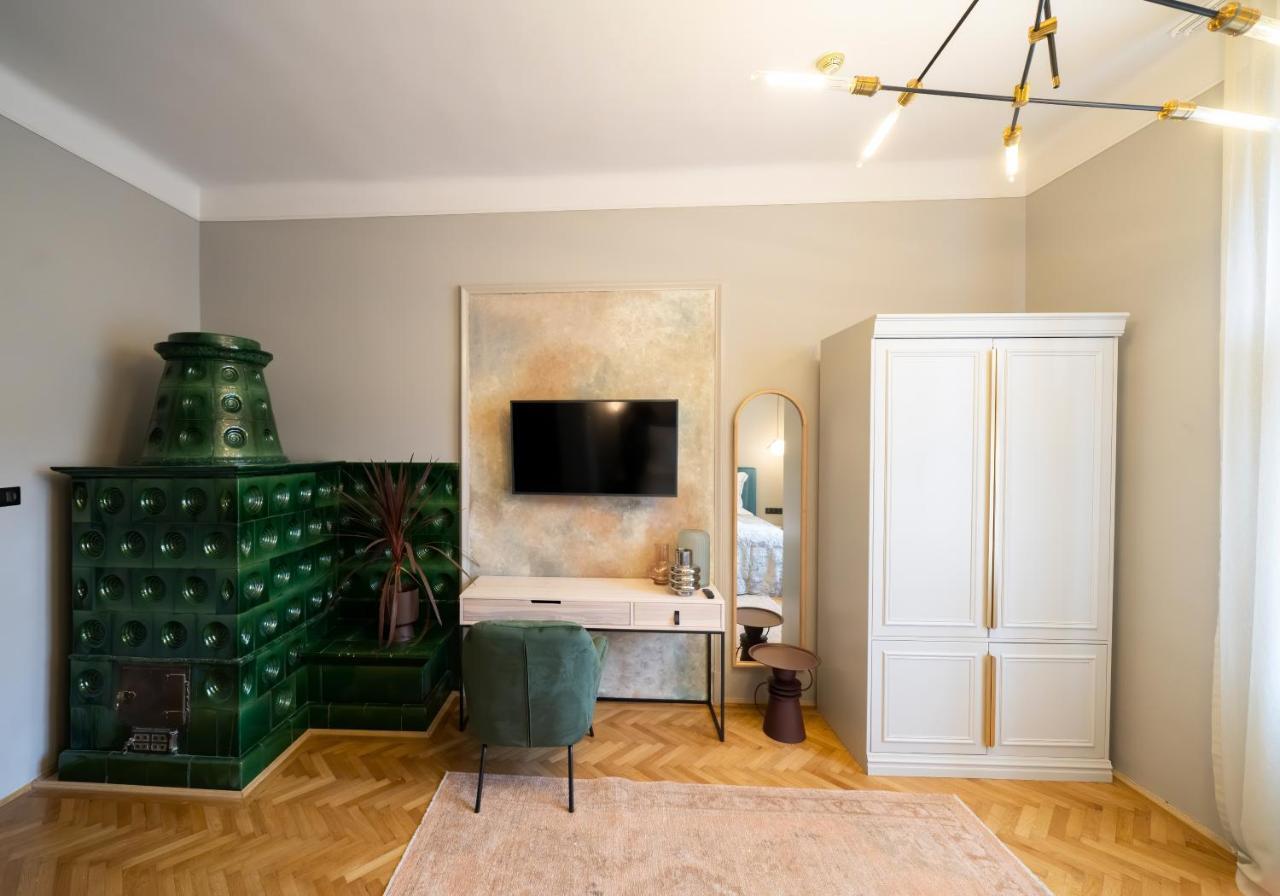 Nest Hotel Gyor Bagian luar foto