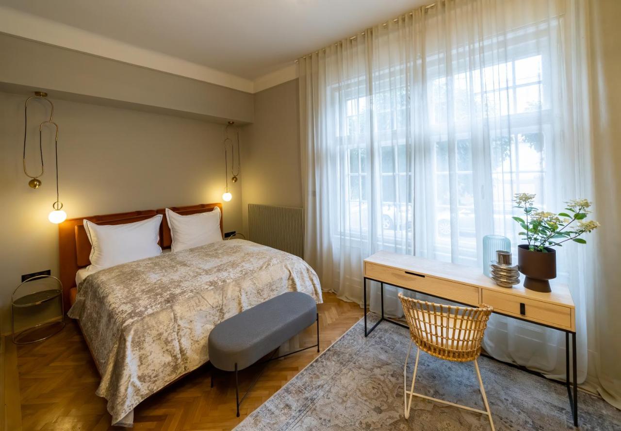 Nest Hotel Gyor Bagian luar foto