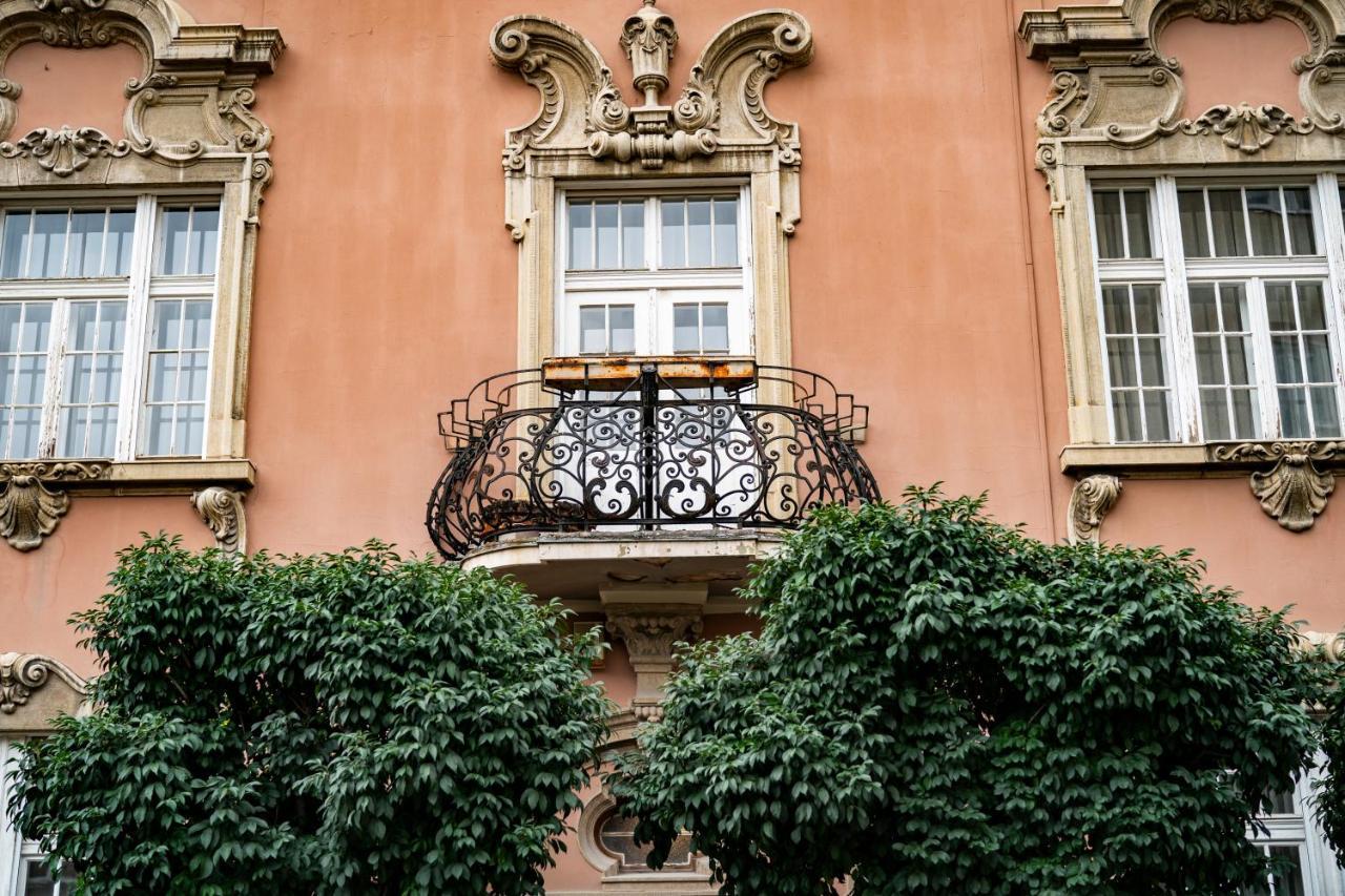 Nest Hotel Gyor Bagian luar foto