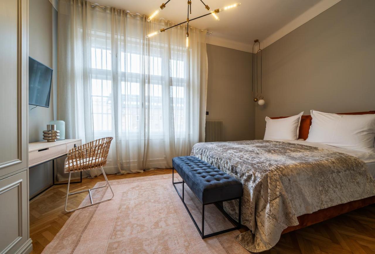 Nest Hotel Gyor Bagian luar foto