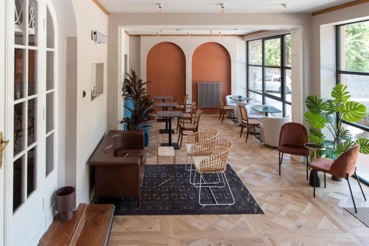 Nest Hotel Gyor Bagian luar foto