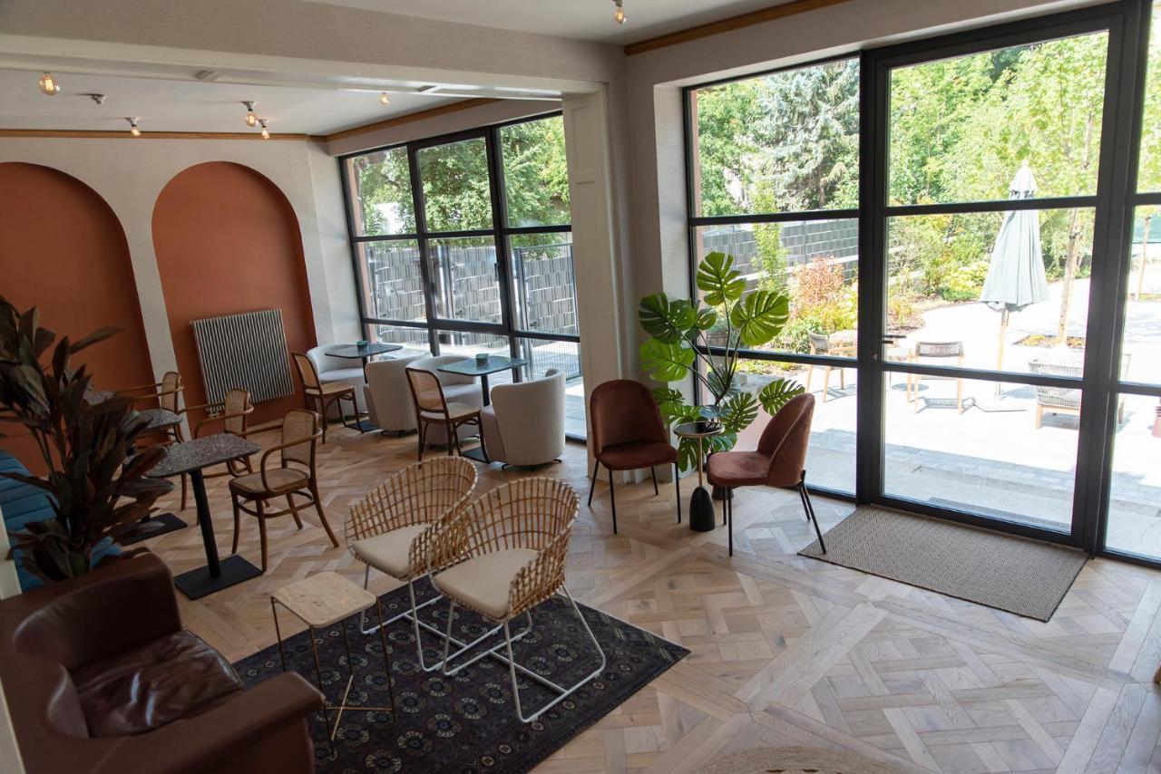 Nest Hotel Gyor Bagian luar foto