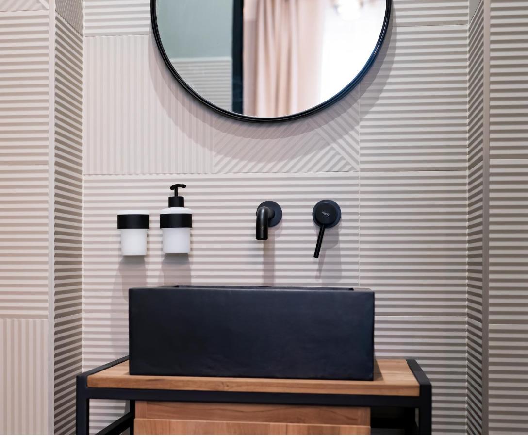 Nest Hotel Gyor Bagian luar foto