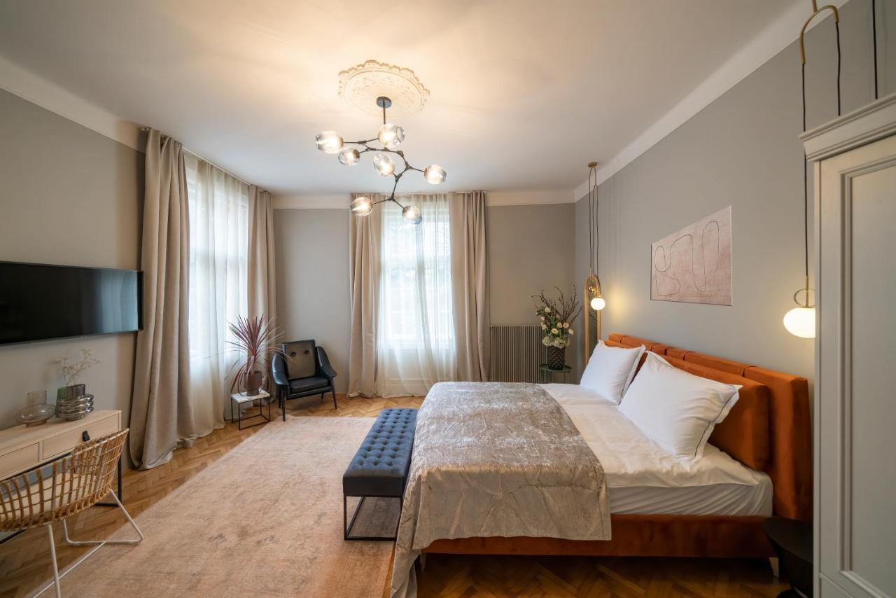 Nest Hotel Gyor Bagian luar foto