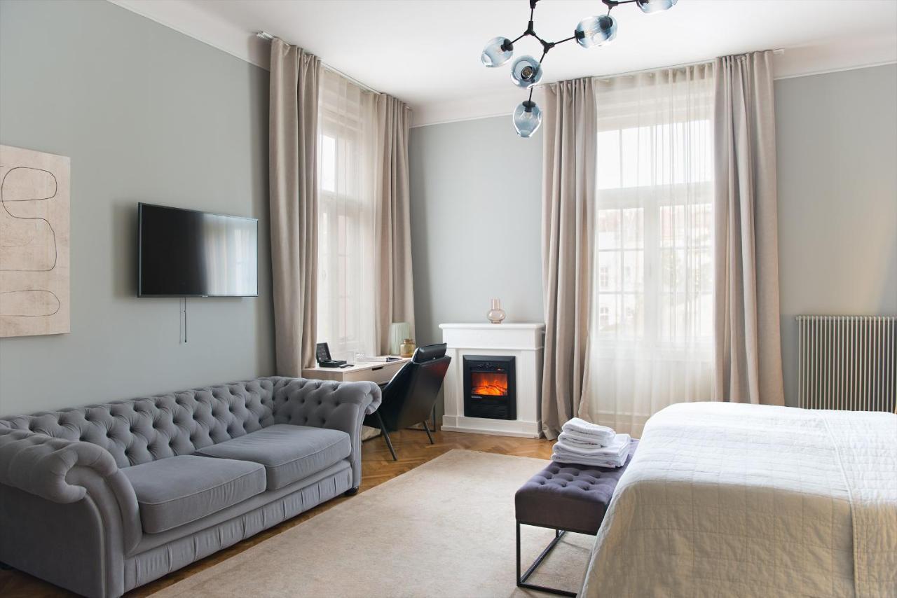 Nest Hotel Gyor Bagian luar foto